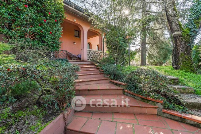 Villa in residenziale in Via Pietro Mascagni 12