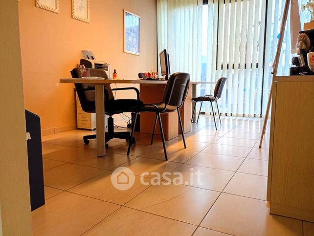 Ufficio in commerciale in 