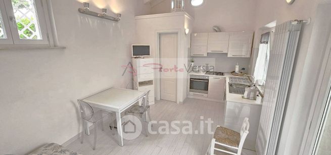 Casa bi/trifamiliare in residenziale in Via Salvador Allende