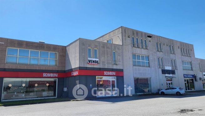 Capannone in commerciale in 