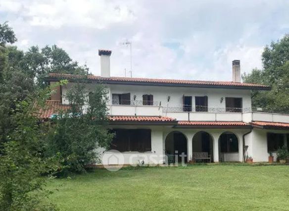 Casa bi/trifamiliare in residenziale in Via IV Novembre 151
