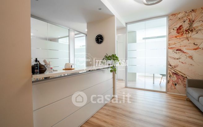 Ufficio in commerciale in Via Caselline 289
