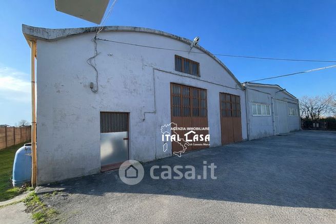 Capannone in commerciale in 