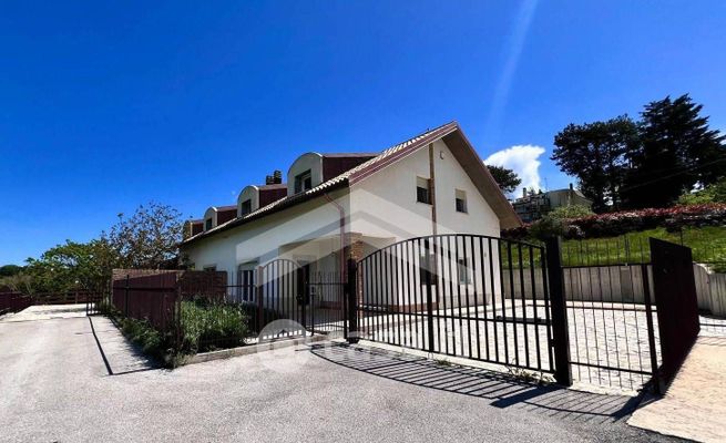 Casa bi/trifamiliare in residenziale in Contrada Cese