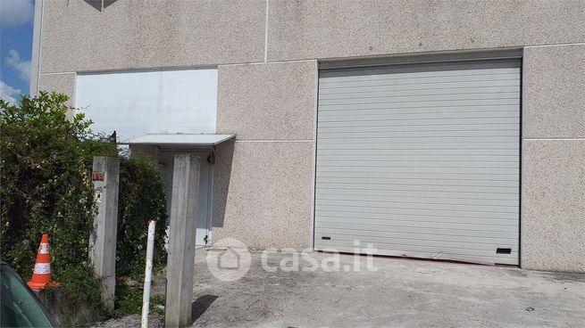 Capannone in commerciale in