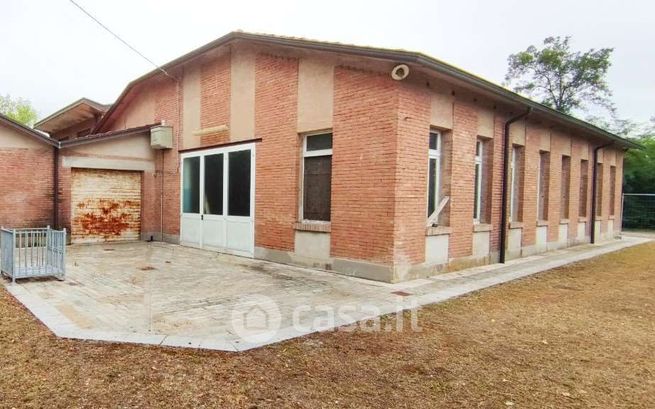Capannone in commerciale in
