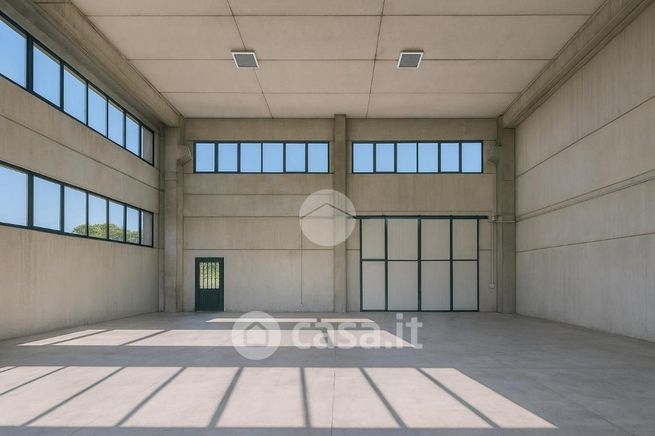 Capannone in commerciale in Via XXV Aprile
