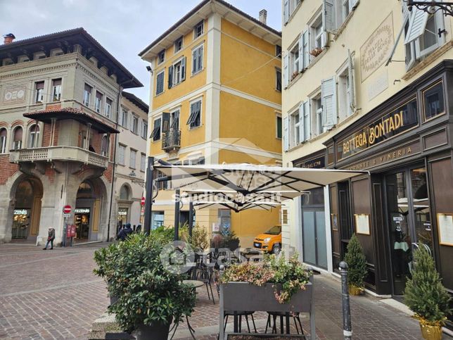 Ufficio in commerciale in 