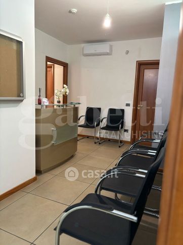 Ufficio in commerciale in Via Sant'Umile da Bisignano