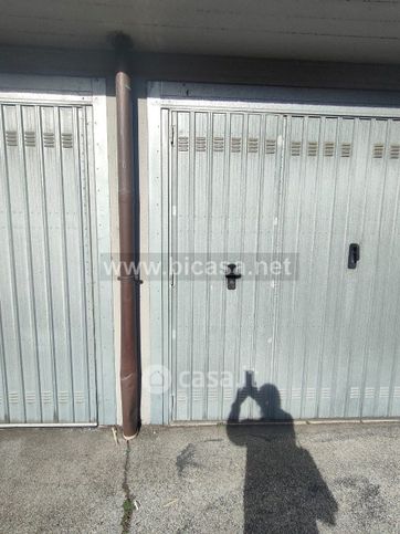 Box/posto auto in residenziale in Via del Cinema