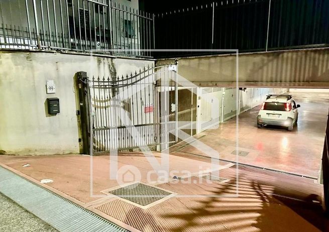 Box/posto auto in residenziale in Via dell'Alloro 99