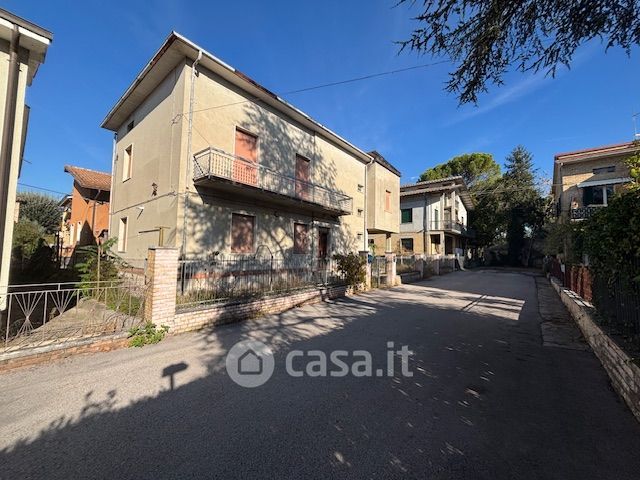 Casa indipendente in residenziale in Viale Giosuè Carducci 25