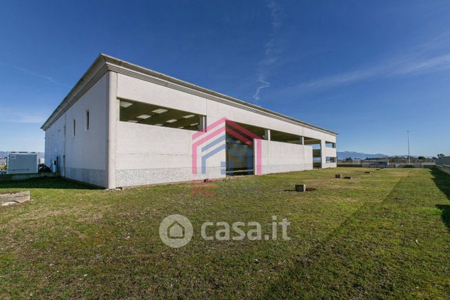 Capannone in commerciale in Via della Produzione