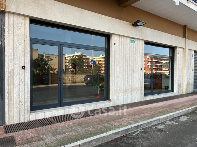 Negozio/locale commerciale in commerciale in Via Almirante