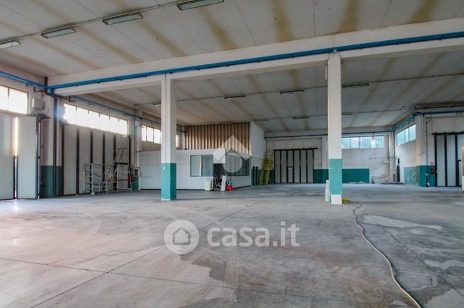 Capannone in commerciale in Via dell'Artigianato