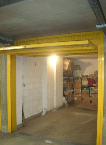 Garage/posto auto in residenziale in Via Valenza 5