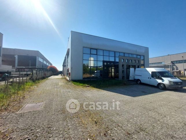 Capannone in commerciale in Via Cascinello 2