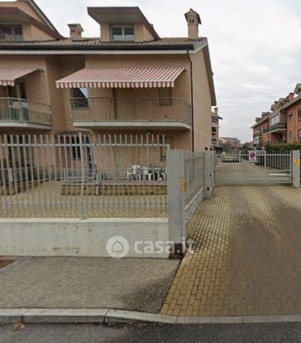 Box/posto auto in residenziale in Via G. Boccaccio 1