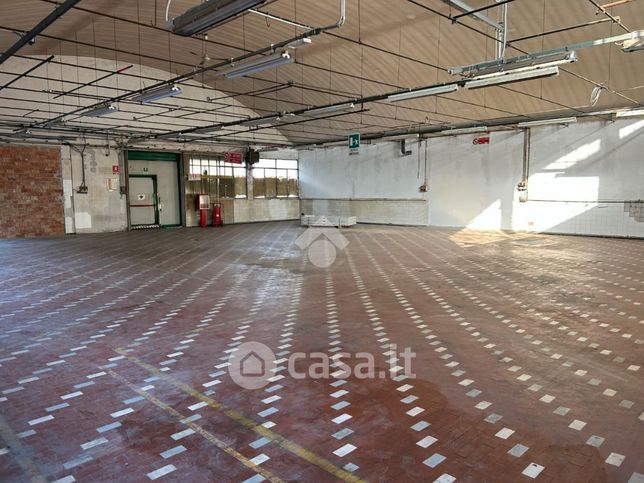 Capannone in commerciale in 