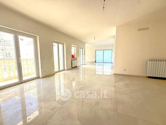 Appartamento in residenziale in Via de Carolis 1
