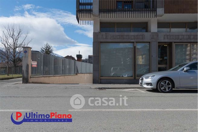 Garage/posto auto in residenziale in Via Lys 42