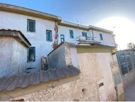 Casa bi/trifamiliare in residenziale in Via Jenne 17