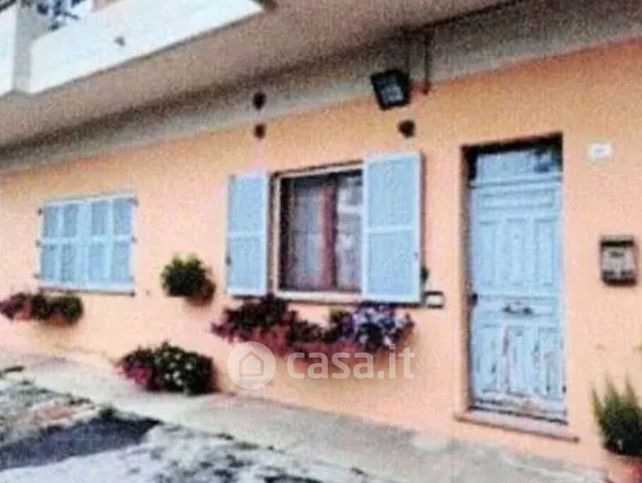 Casa bi/trifamiliare in residenziale in Strada Provinciale Feltresca