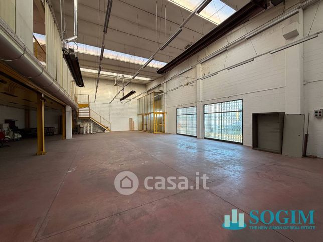 Capannone in commerciale in Via Enrico Mattei 23