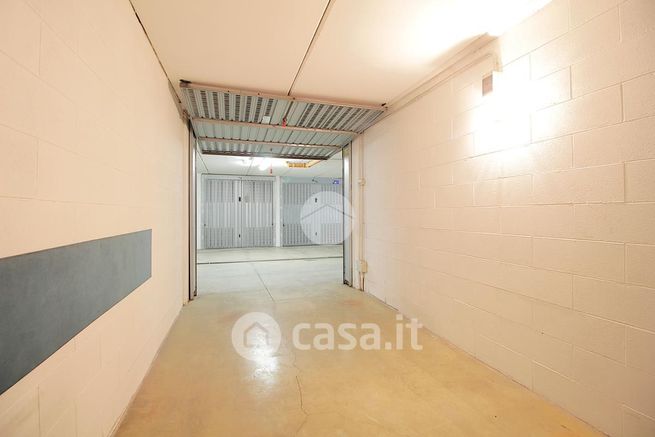 Box/posto auto in residenziale in Via Casella 6
