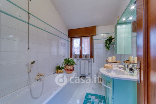 Casa bi/trifamiliare in residenziale in Via Pelosa