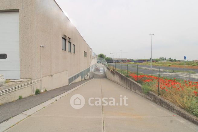 Capannone in commerciale in Via per Rovato 37