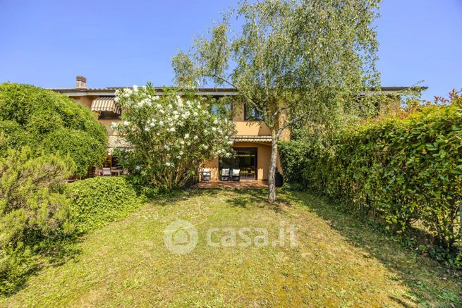 Villa in residenziale in Via Giacomo Leopardi 39