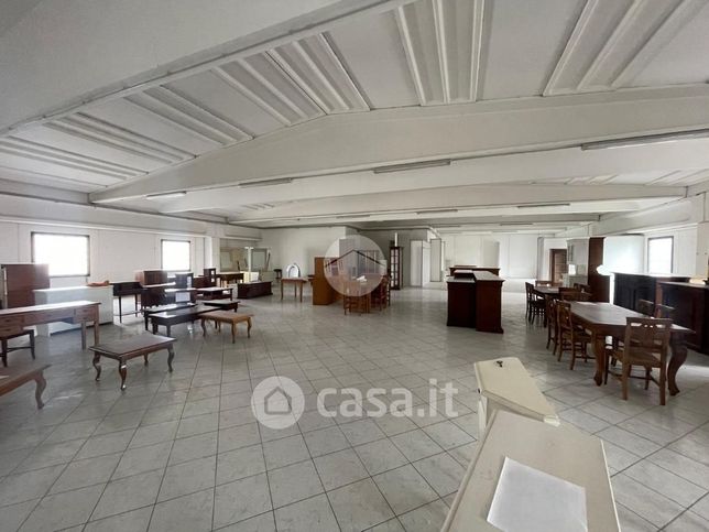Capannone in commerciale in Via Caselle 6