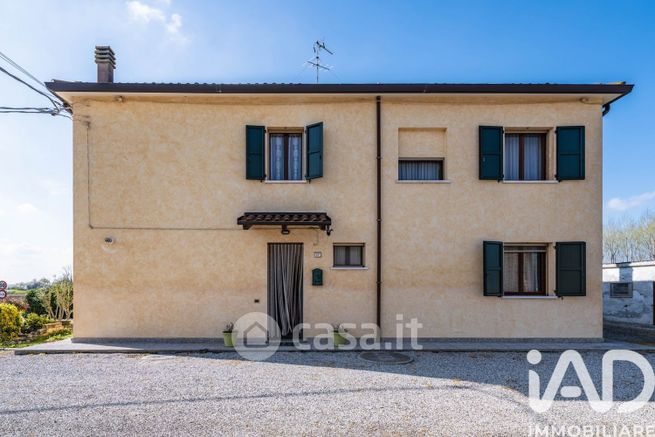 Casa bi/trifamiliare in residenziale in Strada delle Anime 17