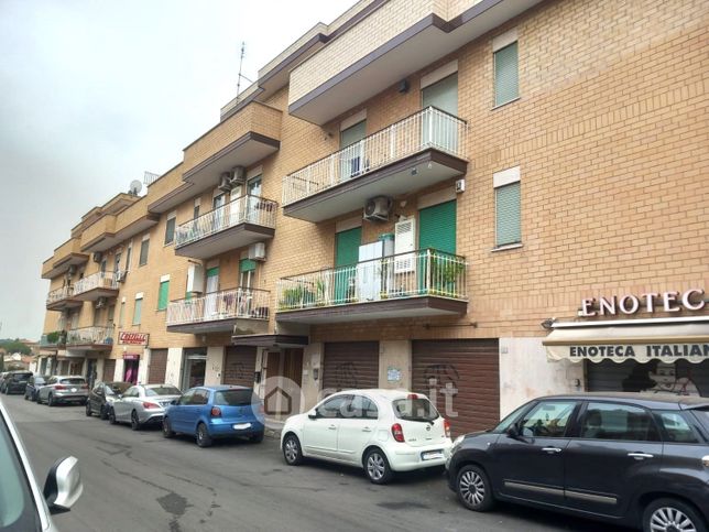 Negozio/locale commerciale in commerciale in Via Imperatore Adriano