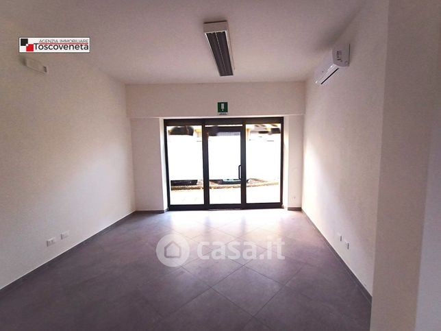 Ufficio in commerciale in Viale Castruccio Castracani