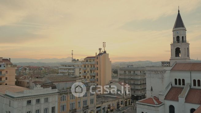 Ufficio in commerciale in Piazza Emilio Alessandrini 21