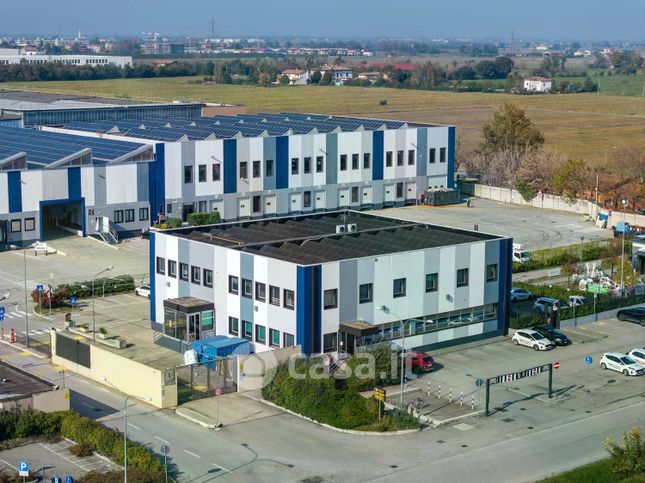 Capannone in commerciale in 