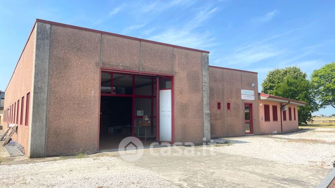 Capannone in commerciale in Via del Lavoro 2