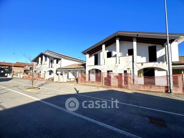 Casa bi/trifamiliare in residenziale in Via Vercelli