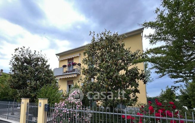 Casa bi/trifamiliare in residenziale in Strada Ugozzolo