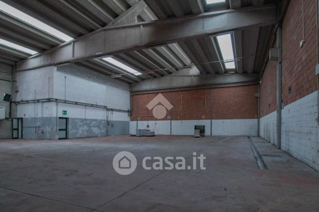 Capannone in commerciale in Via Viazza I Tronco