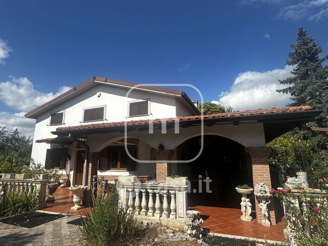 Casa indipendente in residenziale in Via Biella