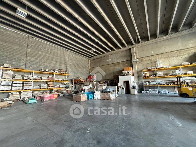 Capannone in commerciale in Via A. Locatelli 64