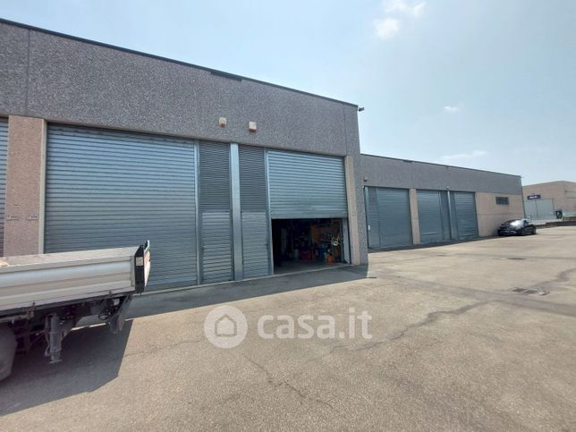 Capannone in commerciale in 
