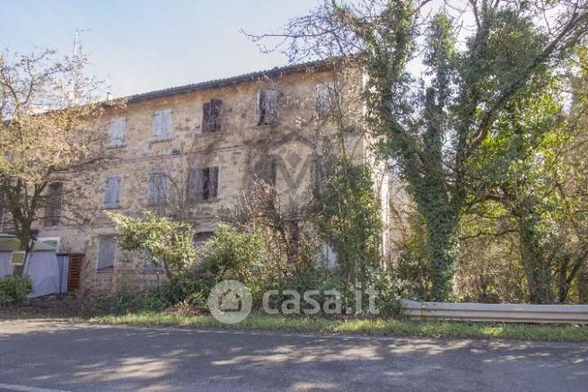 Casa bi/trifamiliare in residenziale in 