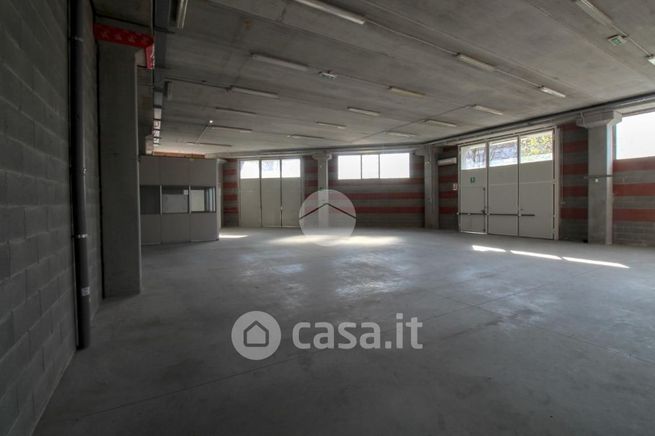 Capannone in commerciale in Via Paolo VI 1