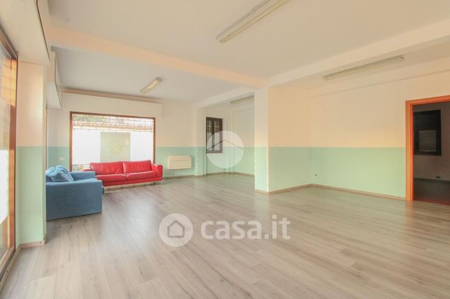 Ufficio in commerciale in Via A. Crespi 1