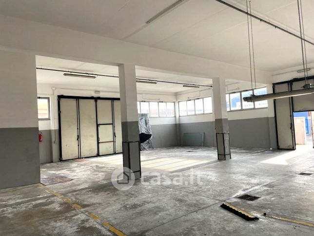 Capannone in commerciale in 