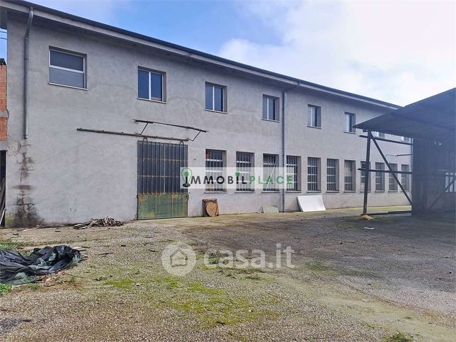 Capannone in commerciale in 